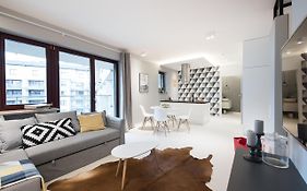 Laurel White Apartment With Jacuzzi Bath And Pool Access